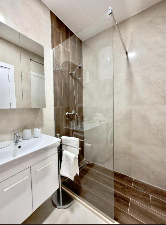 Studio Apartment, 5 Minutes To The Beach บาร์ ภายนอก รูปภาพ