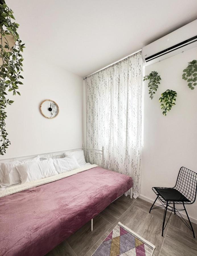 Studio Apartment, 5 Minutes To The Beach บาร์ ภายนอก รูปภาพ